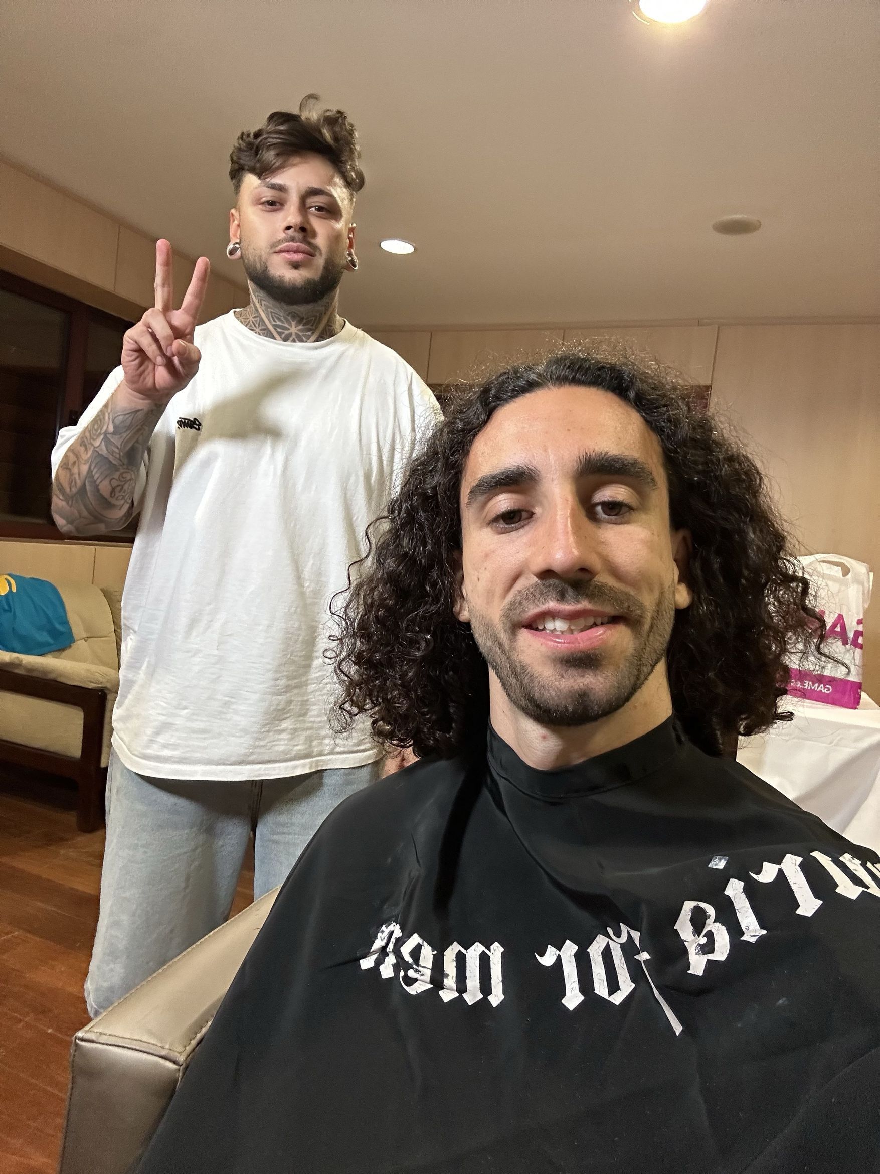 Barbero y cliente tras un corte en Salón 017