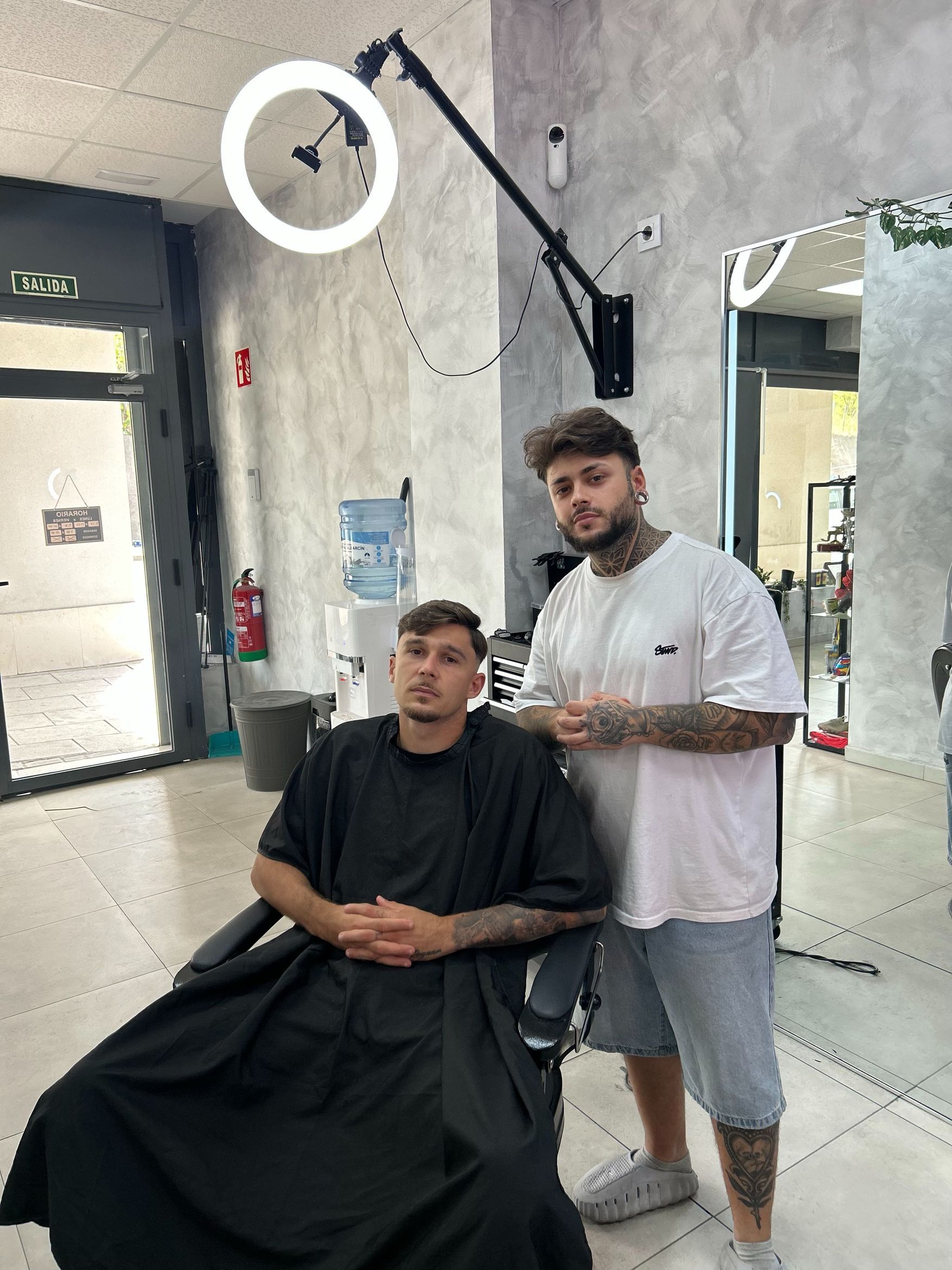 Barbero junto a un cliente en el interior de Salón 017