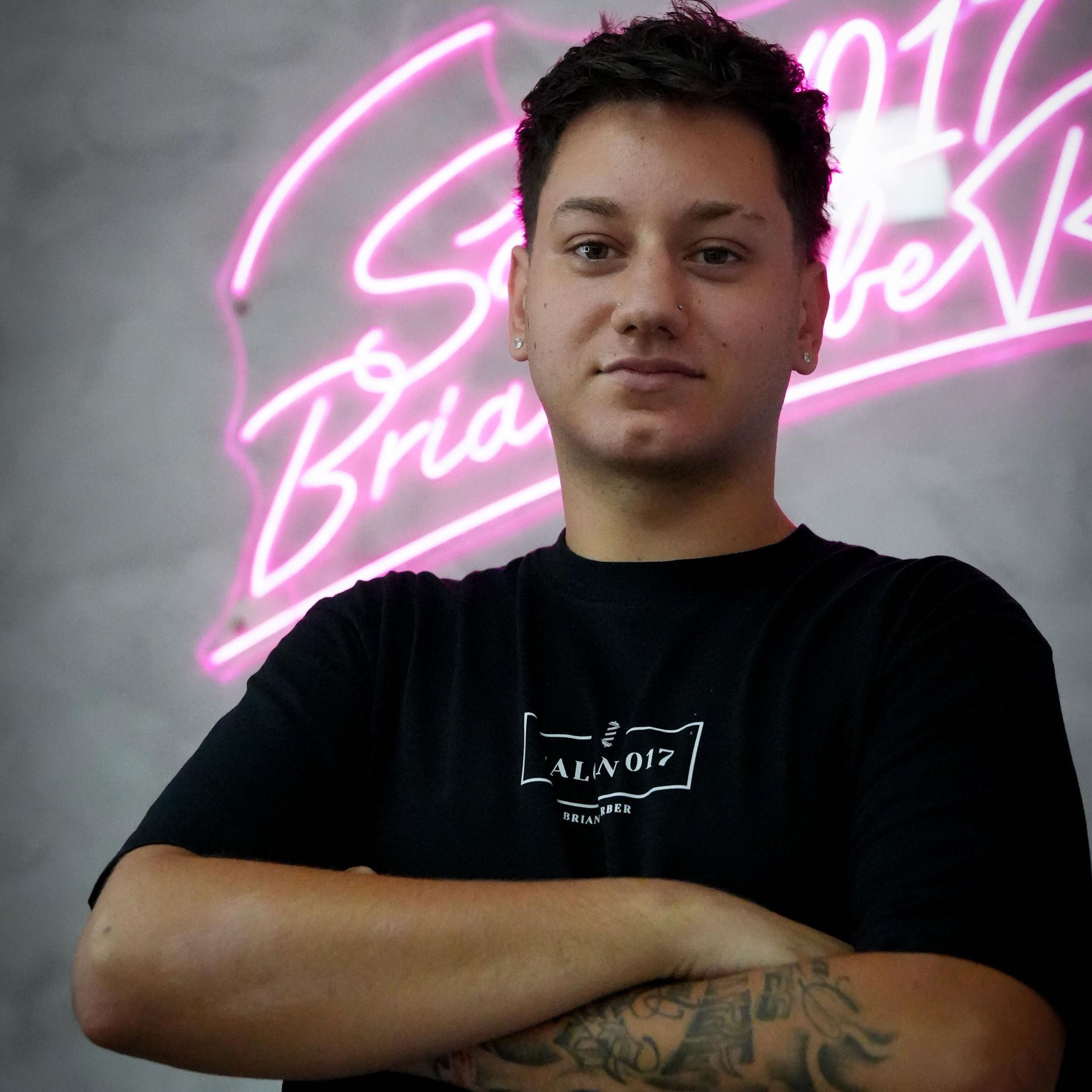 Retrato de Alvaro Santos, barbero de Salón 017